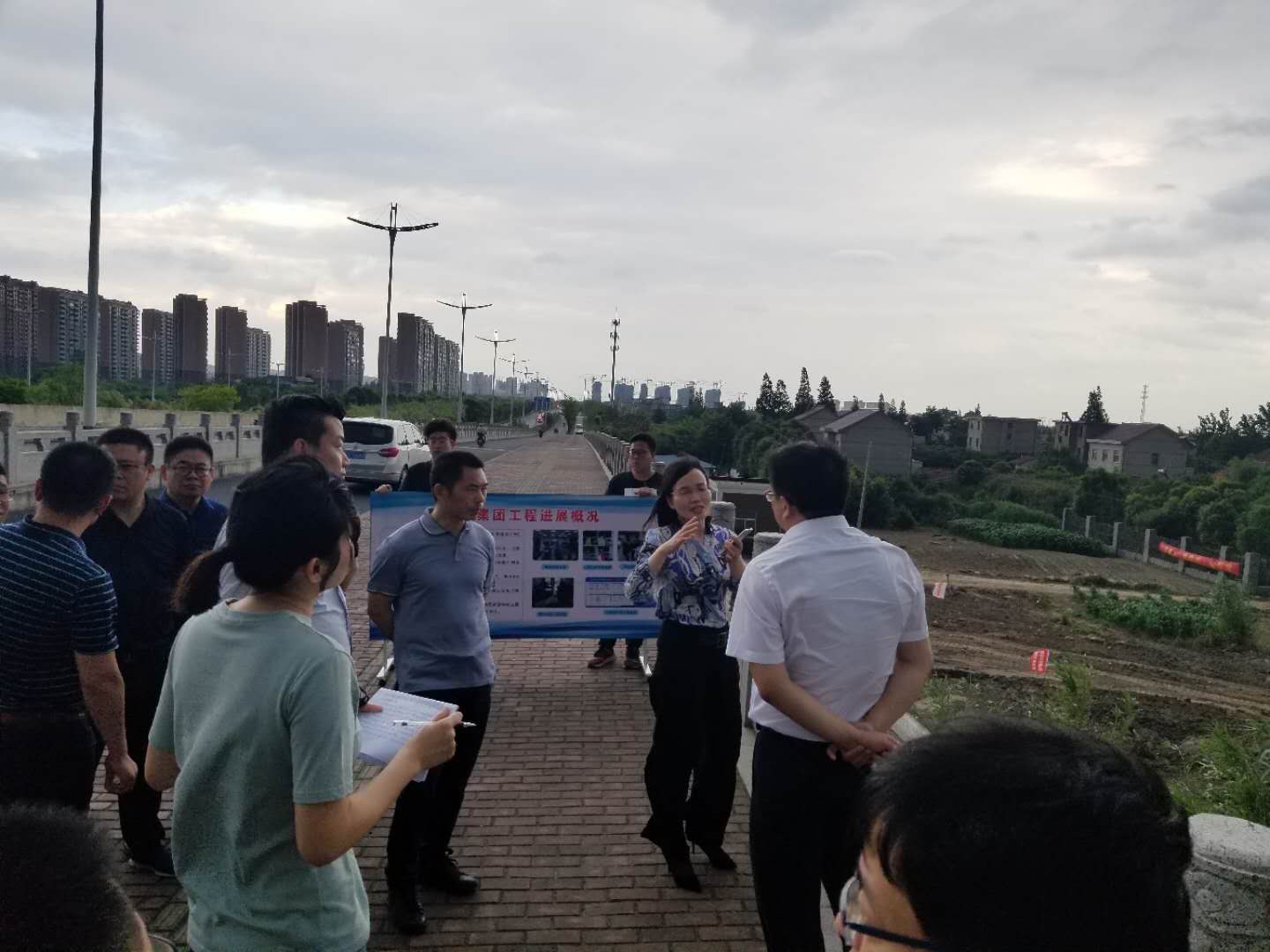 市领导调研视察区域供水南线港东路段项目(图1) 市领导调研视察区域供水南线港东路段项目(图1)